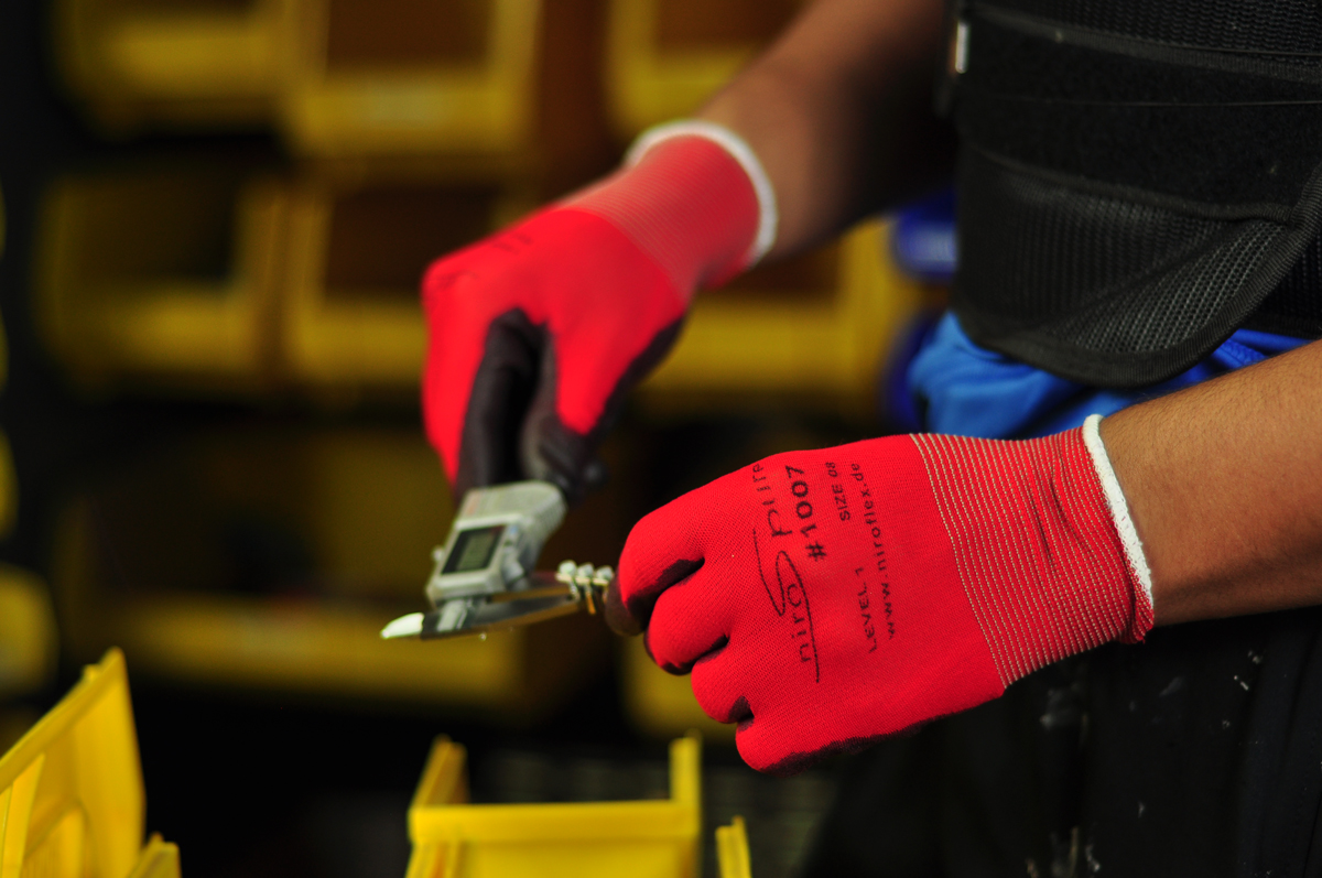 niros-pure-gloves-action-shot-11