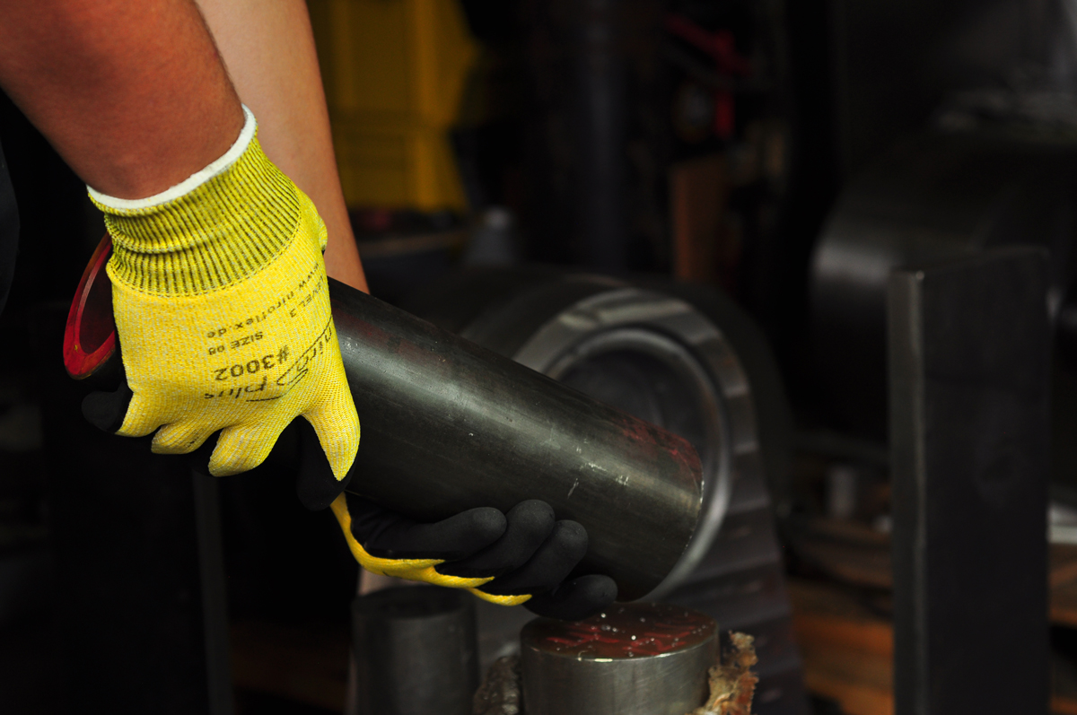 niros-pure-gloves-action-shot-12