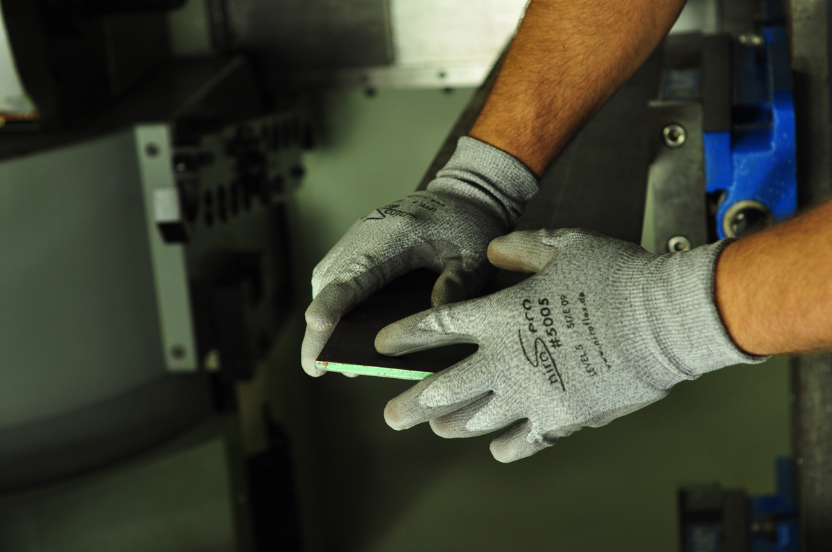 niros-pure-gloves-action-shot-5