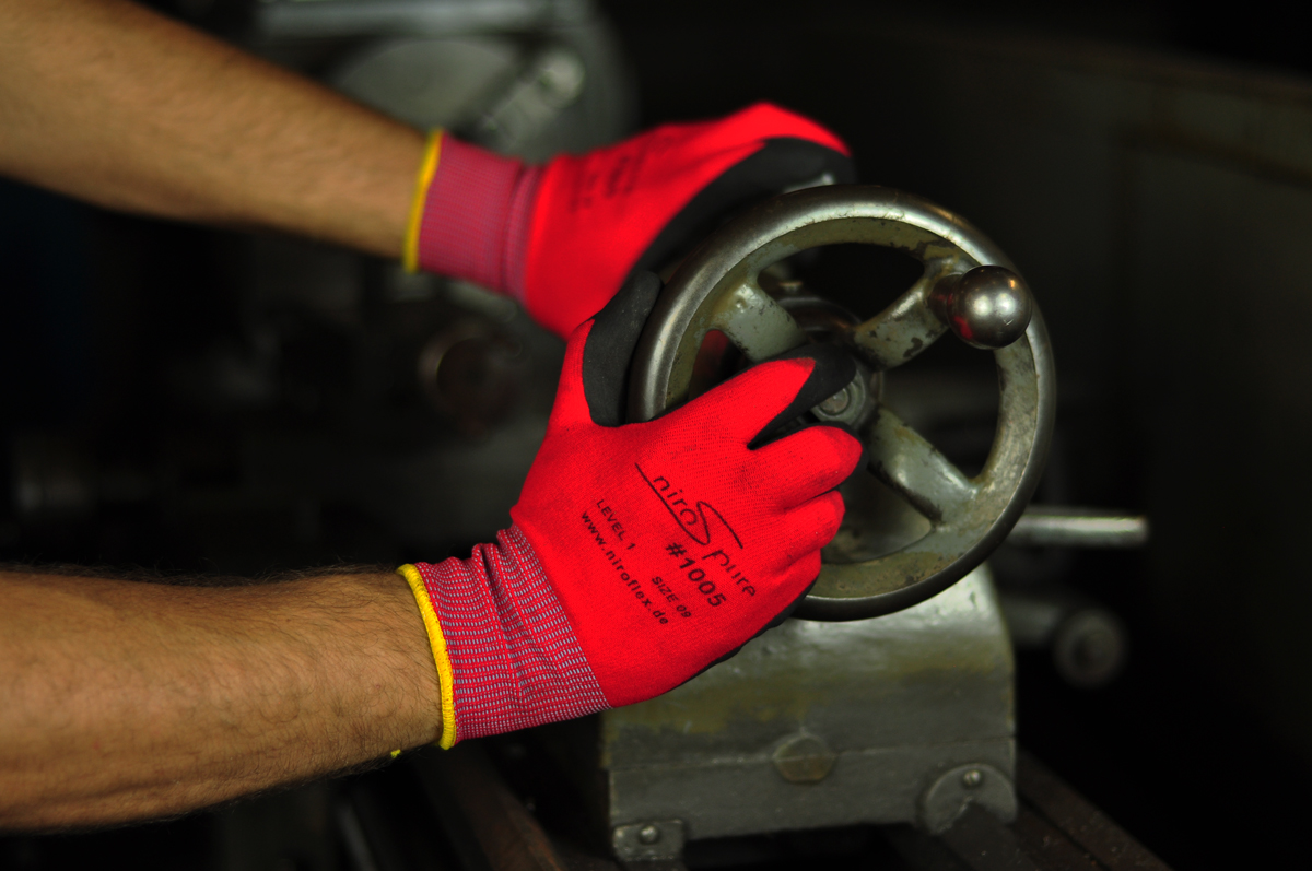 niros-pure-gloves-action-shot-9